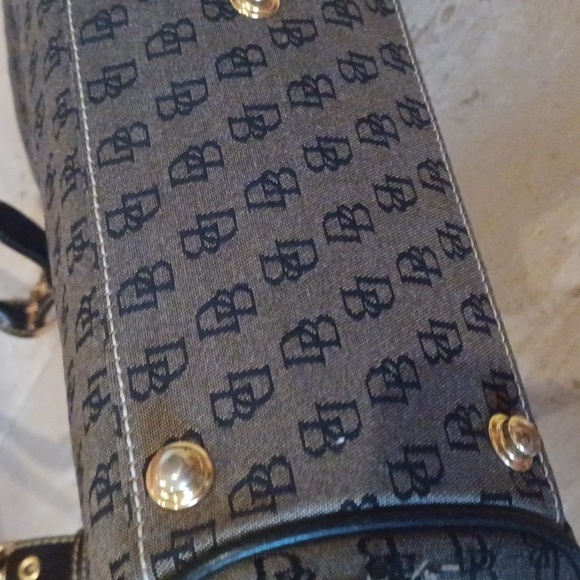 Classy Dooney & Bourke Signature Shoulder Bag - Picture 6 of 16